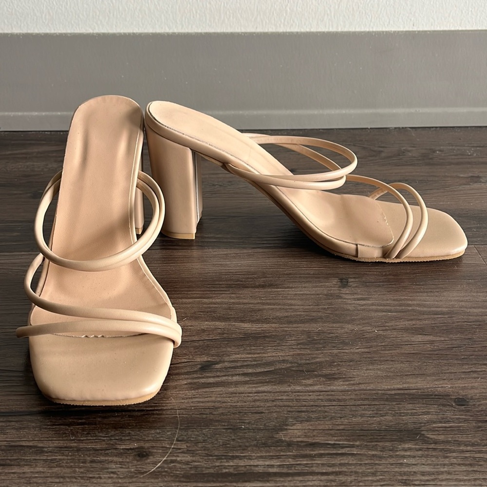 Size 41 nude sandal heel. Could work for a 9 1/2 or 10 US sizing.